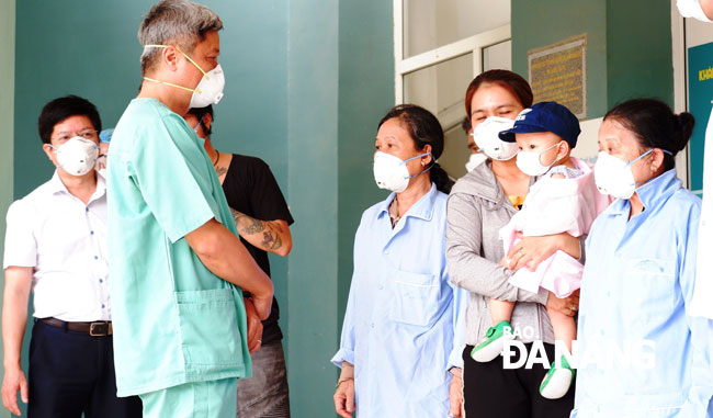  Minister of Health Nguyen Truong Son meeting with the family of the 8-month-old baby patient before his discharge