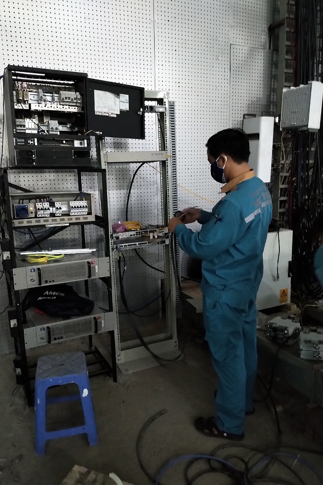 Nhân viên kỹ thuật Viettel lắp đặt cầu truyền hình tại Bệnh viện Phổi.