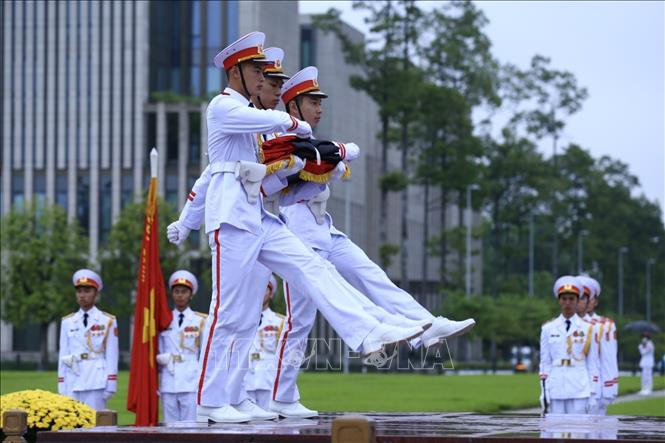 Trong tiếng Quân nhạc, đội nghi lễ bắt đầu tiến ra cột cờ thực hiện phần lễ. Ảnh: Minh Quyết/TTXVN