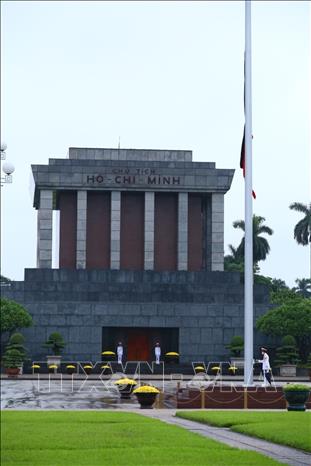 Cờ rủ được kéo lên trước Lăng Chủ tịch Hồ Chí Minh. Ảnh: Minh Quyết/TTXVN