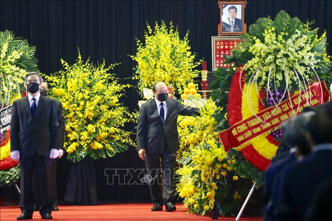 Thủ tướng Nguyễn Xuân Phúc dẫn đầu Đoàn đại biểu lãnh đạo Đảng, Nhà nước viếng nguyên Tổng Bí thư Lê Khả Phiêu. Ảnh: Dương Giang/TTXVN