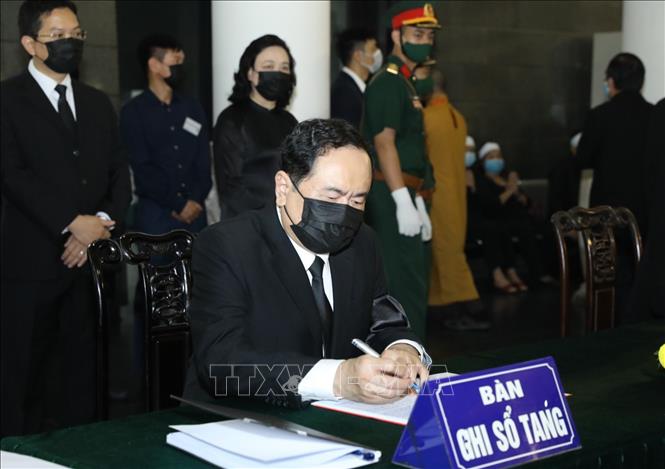 Chủ tịch Ủy ban Trung ương MTTQ Việt Nam Trần Thanh Mẫn viết sổ tang tại Lễ viếng nguyên Tổng Bí thư Lê Khả Phiêu. Ảnh: TTXVN