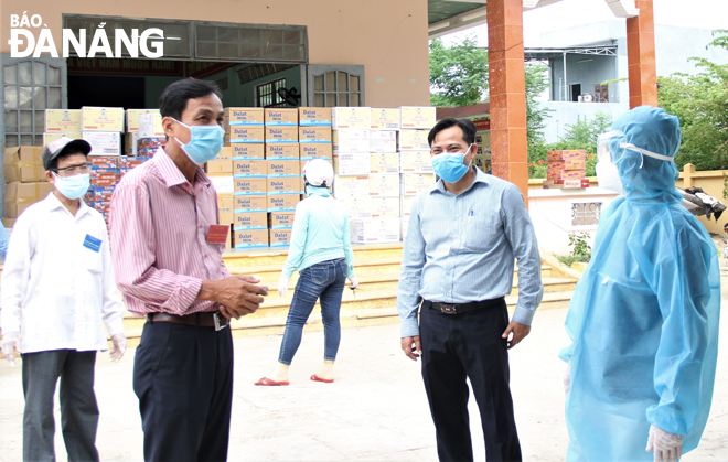 Leaders of the Da Nang Fatherland Front Committee visiting and giving spiritual encouragement to Le Nam Son villagers