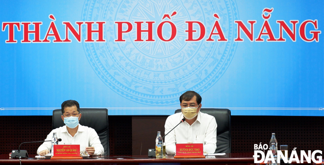 Da Nang Party Committee Deputy Secretary Nguyen Van Quang and municipal People's Committee People's Committee Chairman Huynh Duc Tho co-chairing the Thursday meeting on how to tackle the virus spread.