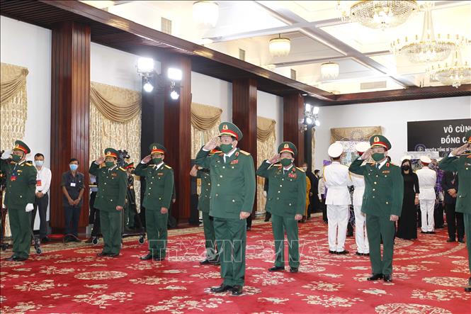 Đoàn đại biểu Quân khu 7 do Trung tướng Võ Minh Lương, Ủy viên Trung ương Đảng, Tư lệnh Quân khu 7 dẫn đầu viếng nguyên Tổng Bí thư Lê Khả Phiêu.