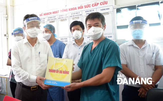 Municipal Party Committee Deputy Secretary Nguyen Van Quang presenting gifts, and praising the responsible and effective working spirit of the medical teams at the Da Nang Lung Hospital and the Hoa Vang Field Hospital