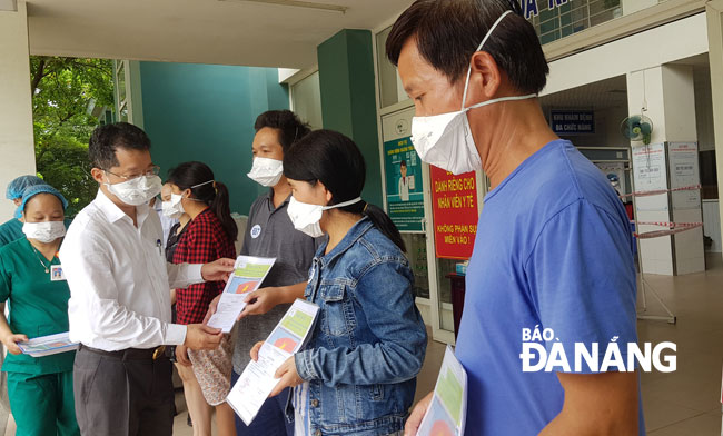 Municipal Party Committee Deputy Secretary Nguyen Van Quang handing over hospital discharge papers to these fully recovered patients