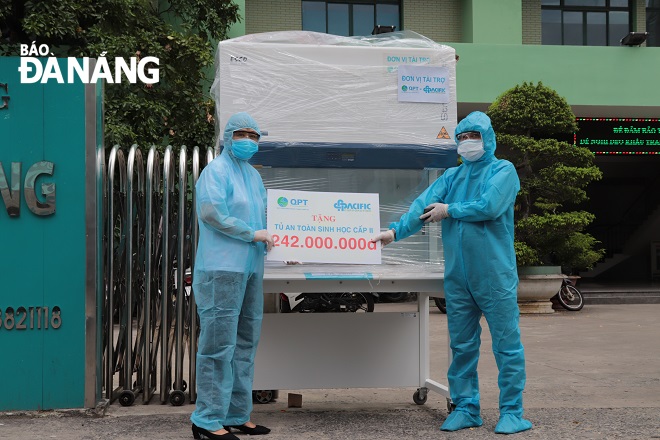 Ms Le Thi Thuc, the Executive Director of the Disaster Prevention Community Fund (left) presenting the biosafety cabinet to the Da Nang General Hospital