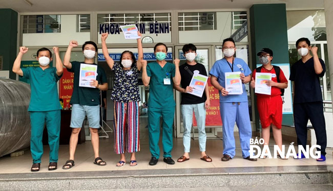 5 bệnh nhân xuất viện tại Bệnh viện dã chiến Hòa Vang chiều 14-8. Ảnh: PHAN CHUNG