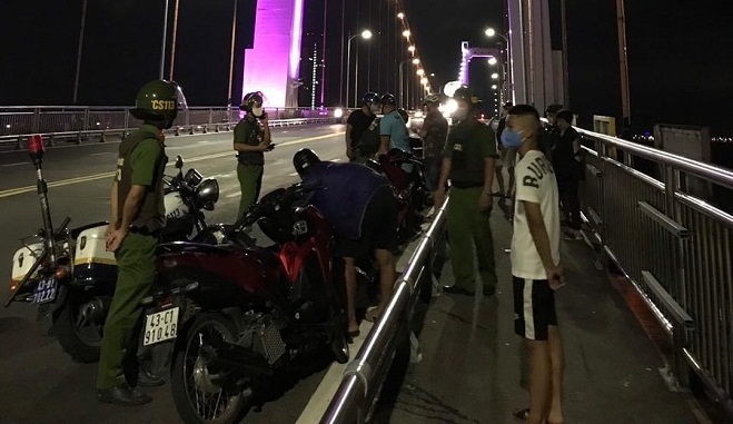 Nhóm thanh niên tụ tập trên cầu Thuận Phước bị lực lượng CS113 kịp thời phát hiện xử lý. Ảnh: P.C