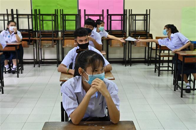 Học sinh thực hiện giãn cách xã hội phòng lây nhiễm COVID-19 tại một trường học ở Bangkok, Thái Lan ngày 1/7/2020. Ảnh: AFP/ TTXVN