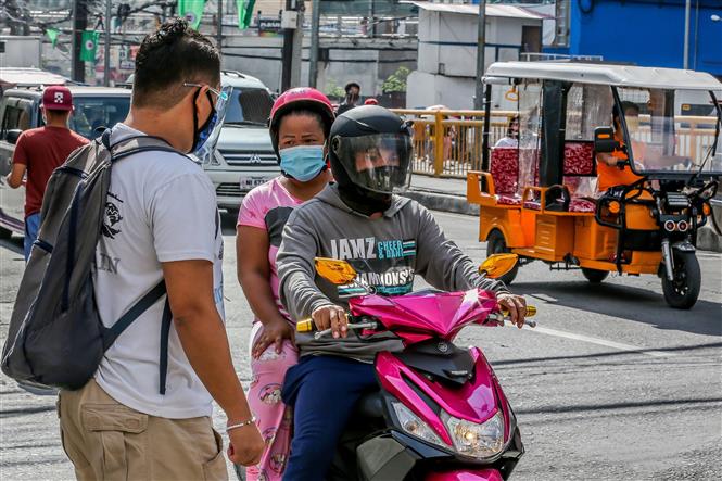 Người dân đeo khẩu trang và kính che mặt phòng lây nhiễm COVID-19 tại Manila, Philippines ngày 11/8/2020. Ảnh: THX/TTXVN