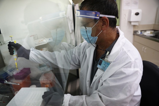 Một bác sĩ thực hiện xét nghiệm lâm sàng bằng phương pháp mới tại Ramat Gan, Israel ngày 13/8. (Ảnh: Reuters)