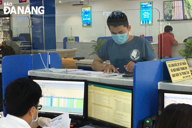 Customers and the staff of the Customer Service Centre of the Tien Sa Port have strictly obeyed the city government-mandated pandemic prevention and control regulations