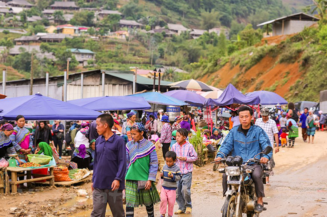 • Chợ cách thành phố Lào Cai gần 100km về phía Đông Bắc và cách thị trấn Bắc Hà gần 30km theo hướng Bắc. (Ảnh: Minh Sơn/Vietnam+)