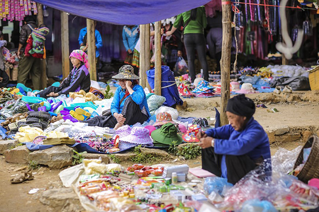 • Ngoài ra, đồng bào dân tộc nơi đây còn bán những vật dụng cần thiết trong gia đình và công việc. (Ảnh: Minh Sơn/Vietnam+)