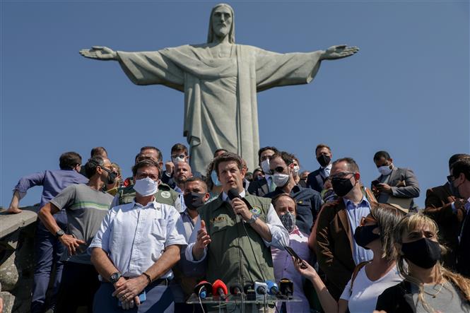 Bộ trưởng Môi trường Brazil Ricardo Salles (giữa) phát biểu dưới chân Tượng Chúa Cứu thế tại Rio de Janeiro, Brazil, ngày 15/8/2020. Ảnh: AFP/TTXVN