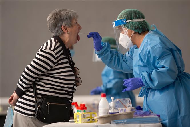 Nhân viên y tế lấy mẫu xét nghiệm COVID-19 tại Basque, Tây Ban Nha, ngày 15/8/2020. Ảnh: AFP/TTXVN