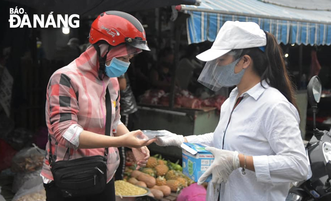 Members of the Women's Union in Cam Le District Hoa An Ward have been active in reminding local residents to strictly practise the city's social distancing rules