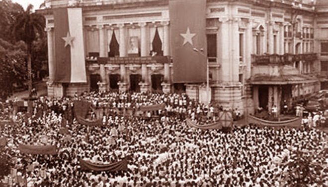 Mít-tinh tổng khởi nghĩa ở Quảng trường Nhà hát Lớn Hà Nội ngày 19-8-1945. (Ảnh tư liệu)