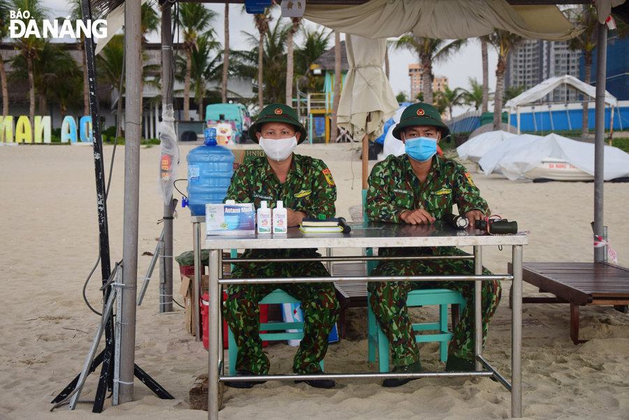 Cán bộ, chiến sĩ Đồn Biên phòng Non Nước trực chốt ve biển tại địa phận giáp ranh giữa Đà Nẵng và Quảng Nam. Ảnh: TRỌNG HUY