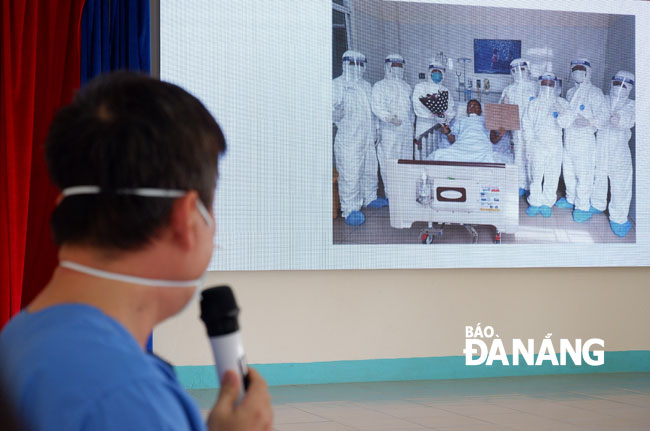 The Da Nang Lung Hospital providing the image of the patient giving flowers to the doctor inside the treatment room on Sunday morning