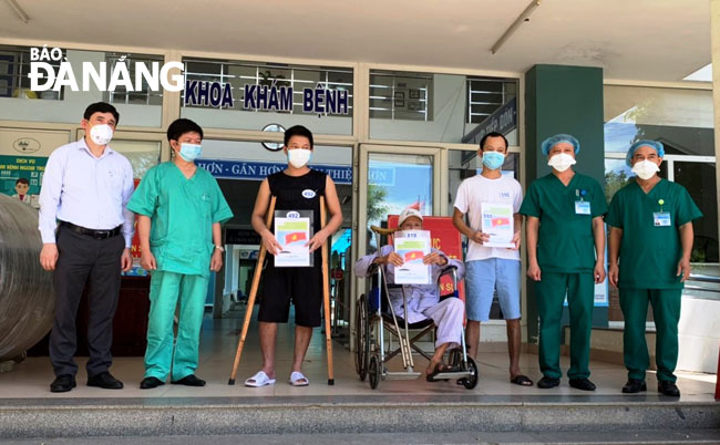 Bệnh viện dã chiến Hòa Vang làm thủ tục xuất viện cho 3 bệnh nhân sáng 17-8. Ảnh: PHAN CHUNG