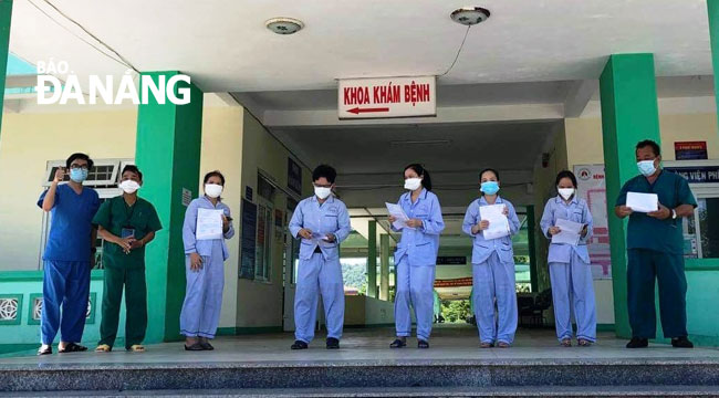 Bệnh viện Phổi Đà Nẵng trao giấy ra viện cho 5 trong 6 bệnh nhân Covid-19 được chữa khỏi. Ảnh: N.T.L.