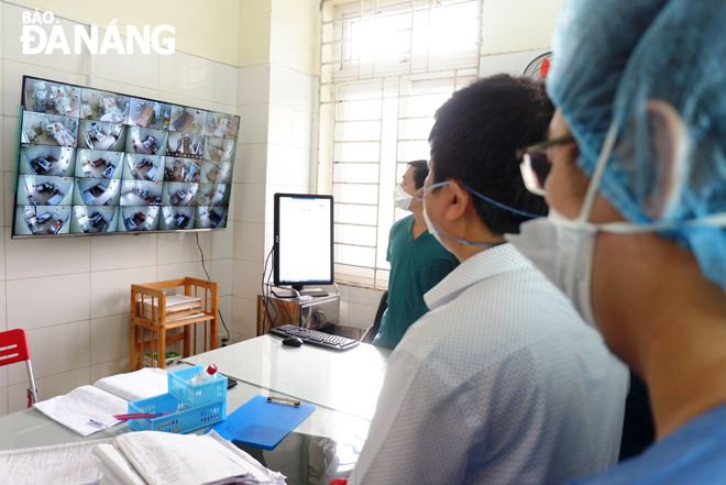 Doctors of the Da Nang Lung Hospital monitoring the health of serious Covid-19 patients through the camera system here