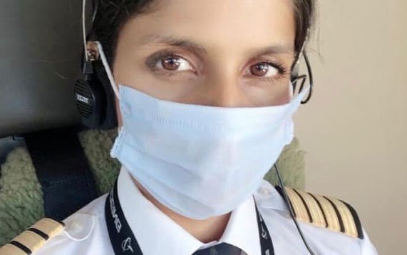 Một nữ phi công Ấn Độ phải đeo khẩu trang để phòng ngừa Covid-19. Ảnh: Anny Divya.