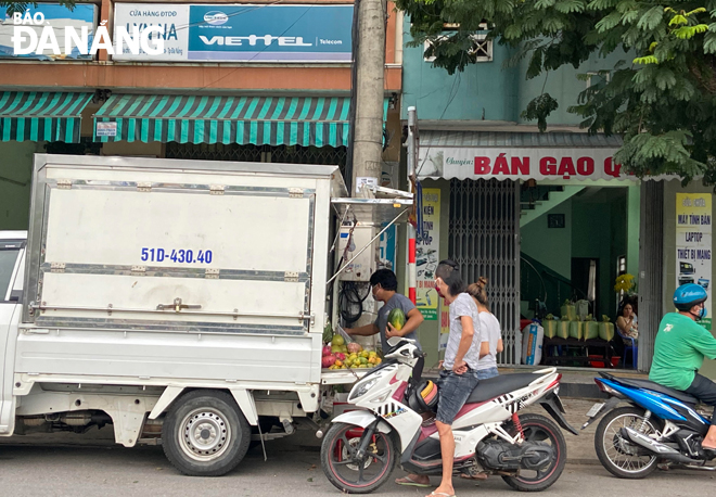 Xe bán trái cây dạo ngoài khu vực chợ Chiều, phường Thọ Quang, quận Sơn Trà chụp chiều 13-8.  Ảnh: HUỲNH LÊ	