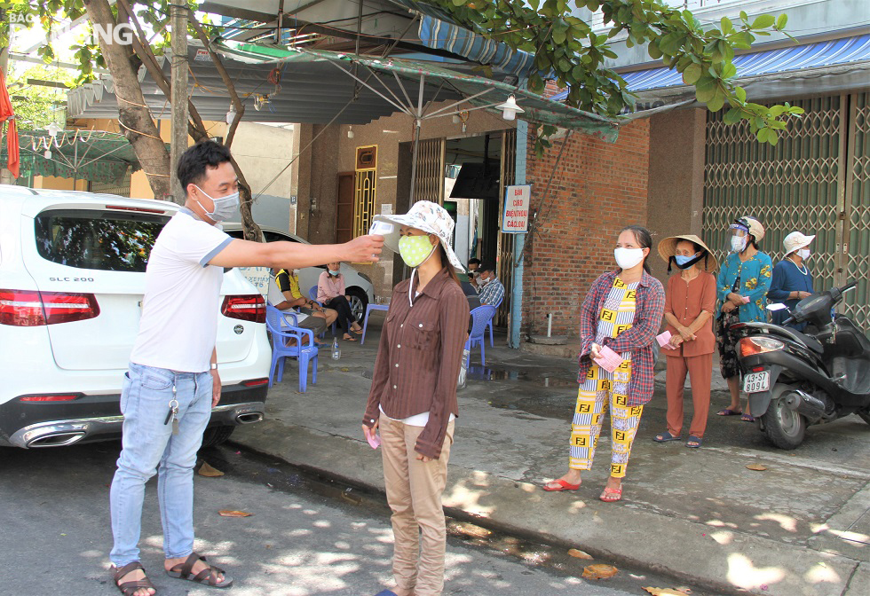 The market opens at 8.00am daily. Shoppers are required to line up two meter apart to wait for their turn to enter the market.