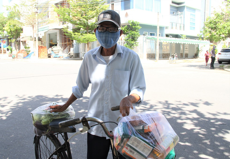 Mr Huynh Dan residing in the residential group No 21 in Khue Trung Ward could not hide his joy as he received parcels of food supplies