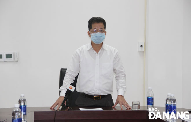 Phó Bí thư Thường trực Thành ủy Nguyễn Văn Quảng phát biểu chỉ đạo tại buổi làm việc với BQL về công tác phòng, chống Covid-19. Ảnh: TRỌNG HÙNG