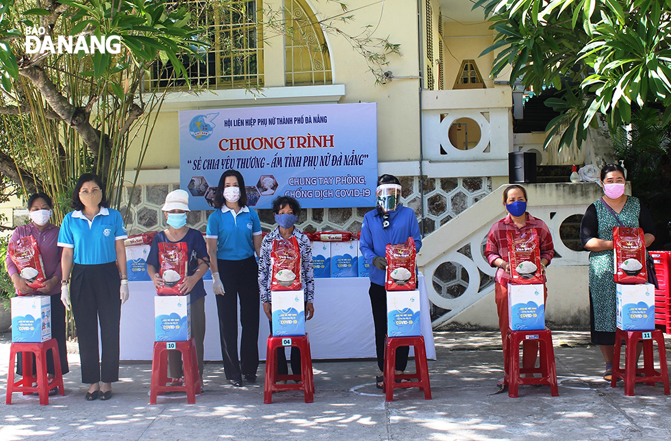 Representatives from the Da Nang Women's Union giving gifts to poor women in the city