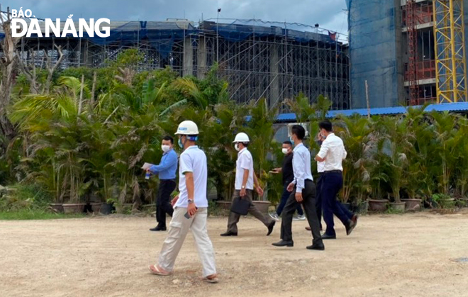 The inspection team dispatched by the Lien Chieu District authorities inspecting the construction site of the Mikazuki Hotel & Spa project before granting permission for work consumption here