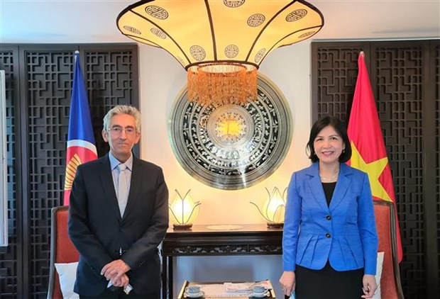 Ambassador Le Thi Tuyet Mai (R) and Executive Director of the South Centre Dr. Carlos Correa pose for a photo (Photo: VNA)