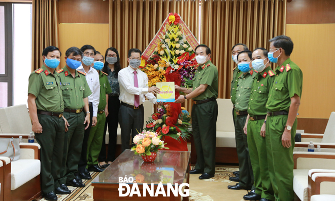 Phó Bí thư Thường trực Thành ủy Nguyễn Văn Quảng (thứ 6, trái sang) thăm, chúc mừng Công an thành phố nhân 75 năm Truyền thống Công an nhân dân. Ảnh: P.T	