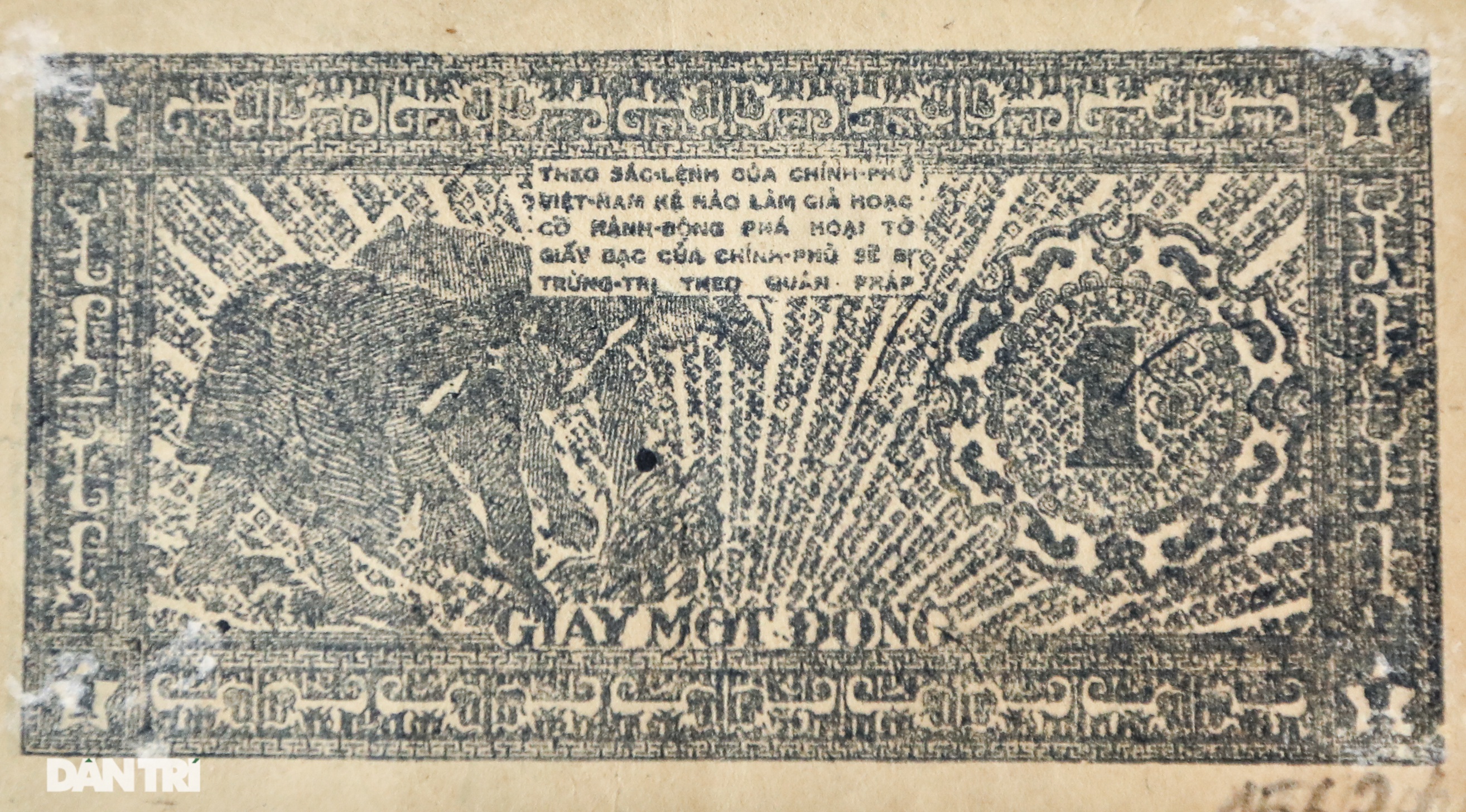 Tờ tiền giấy một đồng bên trên có in rõ dòng chữ: 