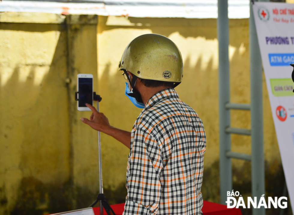 A facial recognition system is used to identify receivers based on images of their facial geometry on their identification cards registered in advance with the city’s Red Cross Society.