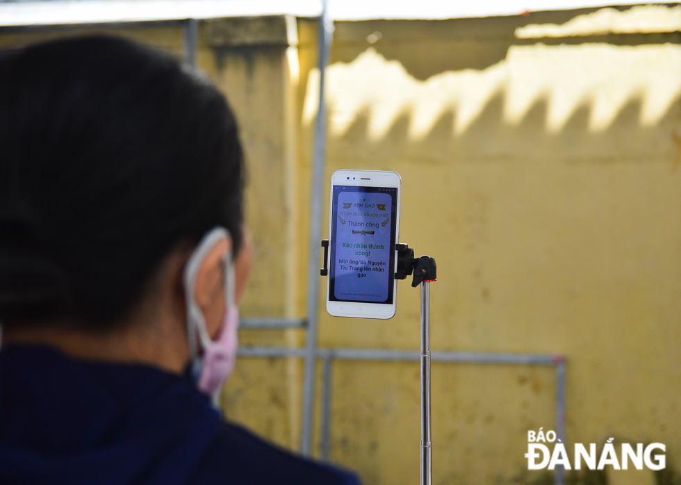 After the facial recognition is successful, people can go to the rice dispenser to receive free rice