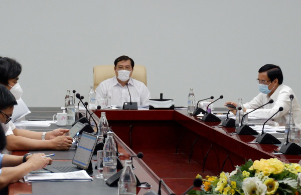 Da Nang People’s Committee Chairman Huynh Duc Tho partaking in the Wednesday morning-held webinar with representatives from the CMC Corporation