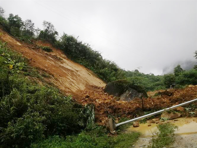 Do mưa lớn kéo dài, nhiều nơi ở Lào Cai đã xảy ra sạt lở đất khiến 1 người chết, 2 người mất tích và 3 người bị thương. Ảnh: TTXVN phát