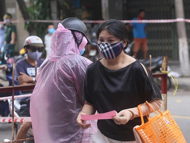 Người dân Đà Nẵng chấp hành quy định chia tần suất đi chợ.