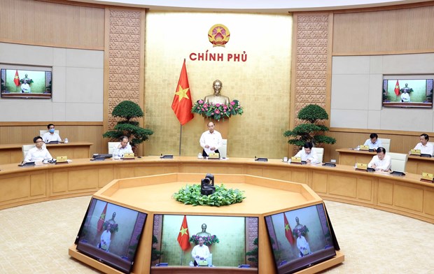 Prime Minister Nguyen Xuan Phuc (standing) chairs the meeting of the Government’s permanent members on August 19 (Photo: VNA)