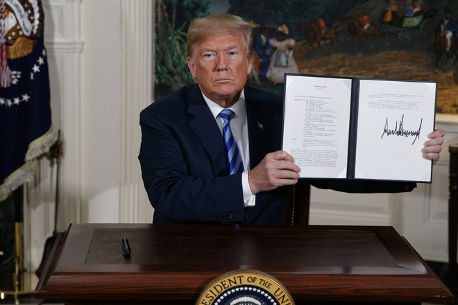 Năm 2018, Tổng thống Donald Trump ký sắc lệnh rút Mỹ khỏi thỏa thuận hạt nhân Iran và ngay sau đó áp đặt lệnh trừng phạt đối với nước Cộng hòa Hồi giáo này. Ảnh: AP