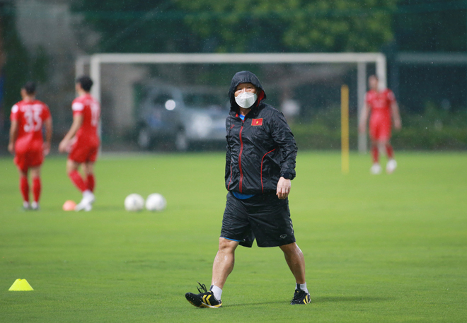 HLV Park Hang-seo dầm mưa theo dõi cầu thủ U22 tập luyện.  Ảnh: Lâm Thỏa/VnExpress