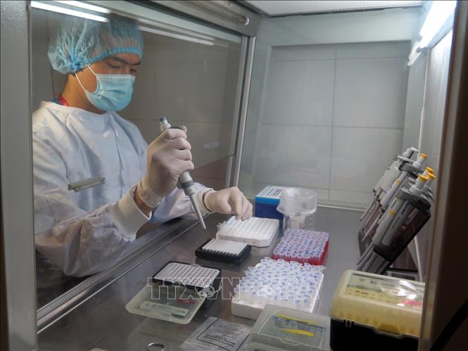 Bộ sinh phẩm phát hiện SARS-CoV-2 virus bằng kỹ thuật Realtime PCR của tỉnh Thái Nguyên được triển khai kiểm nghiệm tại Khoa Miễn dịch di truyền phân tử, Bệnh viện Trung ương Thái Nguyên.