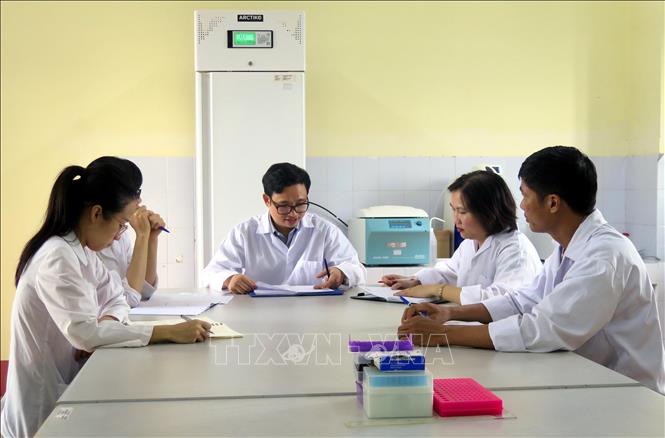 Tiến sỹ Nguyễn Phú Hùng (người ngồi giữa), Trưởng Khoa Công nghệ sinh học, Trường Đại học Khoa học - Đại học Thái Nguyên họp nhóm nghiên cứu Đề tài.