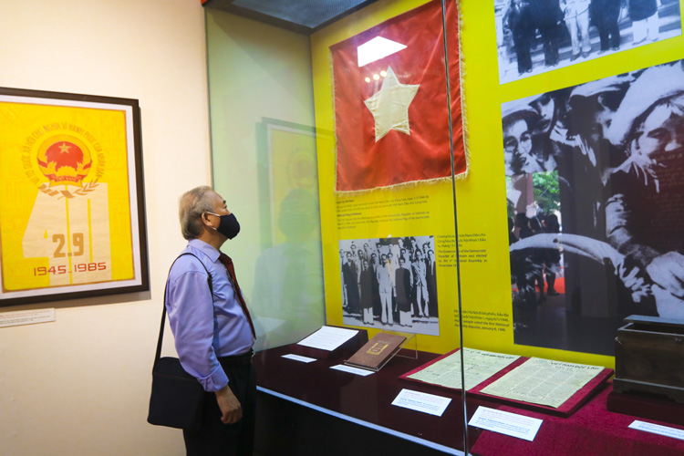Chủ đề 1 với tên gọi Sức mạnh dân tộc thể hiện sự lãnh đạo tài tình của Đảng và Lãnh tụ Hồ Chí Minh, dưới ngọn cờ Mặt trận Việt Minh đã đoàn kết toàn dân tiến hành cuộc Cách mạng tháng Tám thành công.